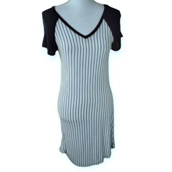Active USA Dresses & Skirts - ACTIVE USA BLACK & WHITE STRIPE DRESS SZ.S EUC.